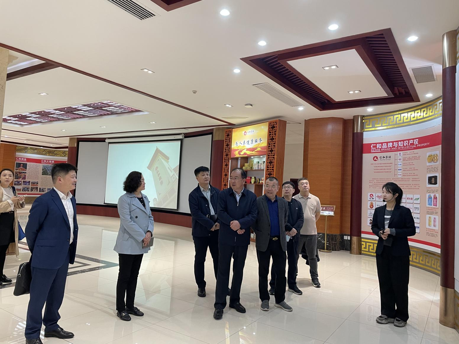 内蒙古包头市青山区委副书记、区政府区长白云喜一行领导莅临我司考察调研